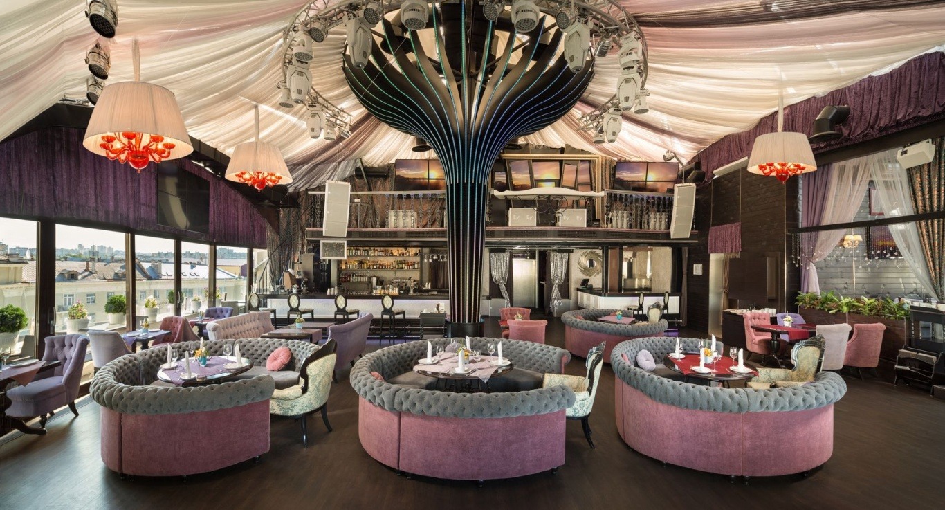 Atmosfera wyrafinowanej restauracji w Warszawa